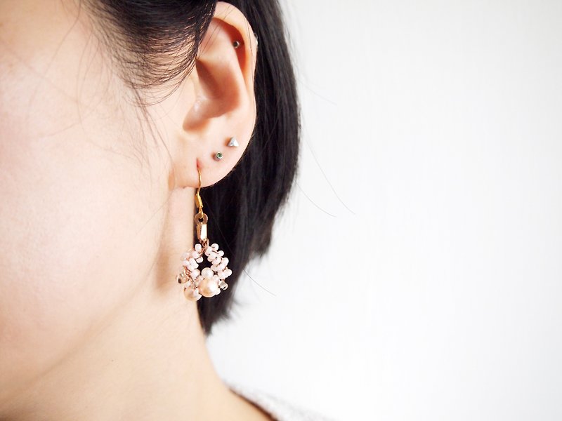 典雅淡粉紅配金色小珠手工編織耳環 BUE022 - 耳環/耳夾 - 其他金屬 粉紅色