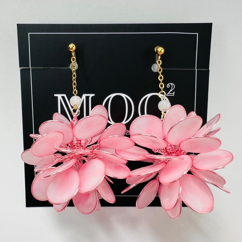 Handmade pink flower ball earrings - ต่างหู - วัสดุอื่นๆ 