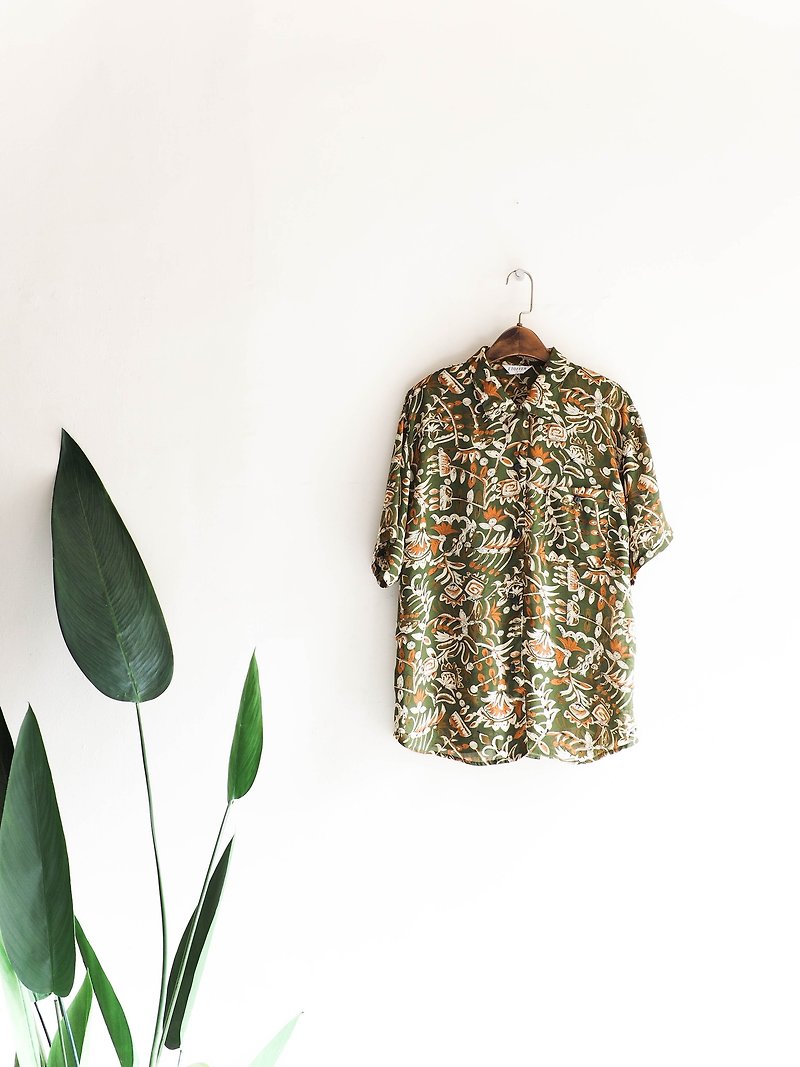 Heshui Mountain - Saga Grass Green Totem Flowers Noontime Antiques Sense Spinning Shirt Shirt shirt oversize vintage - เสื้อเชิ้ตผู้หญิง - เส้นใยสังเคราะห์ สีเขียว