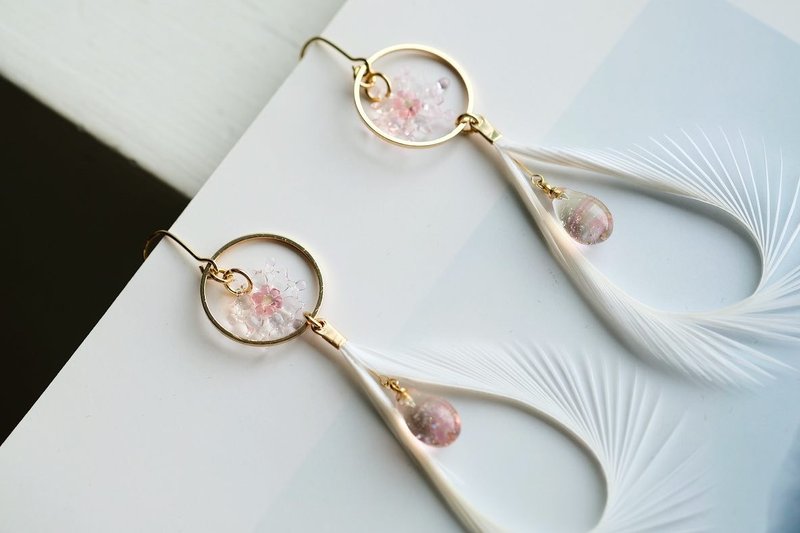 The snowy feather earrings 雪羽琉璃耳環 - 耳環/耳夾/耳骨夾 - 玻璃 粉紅色