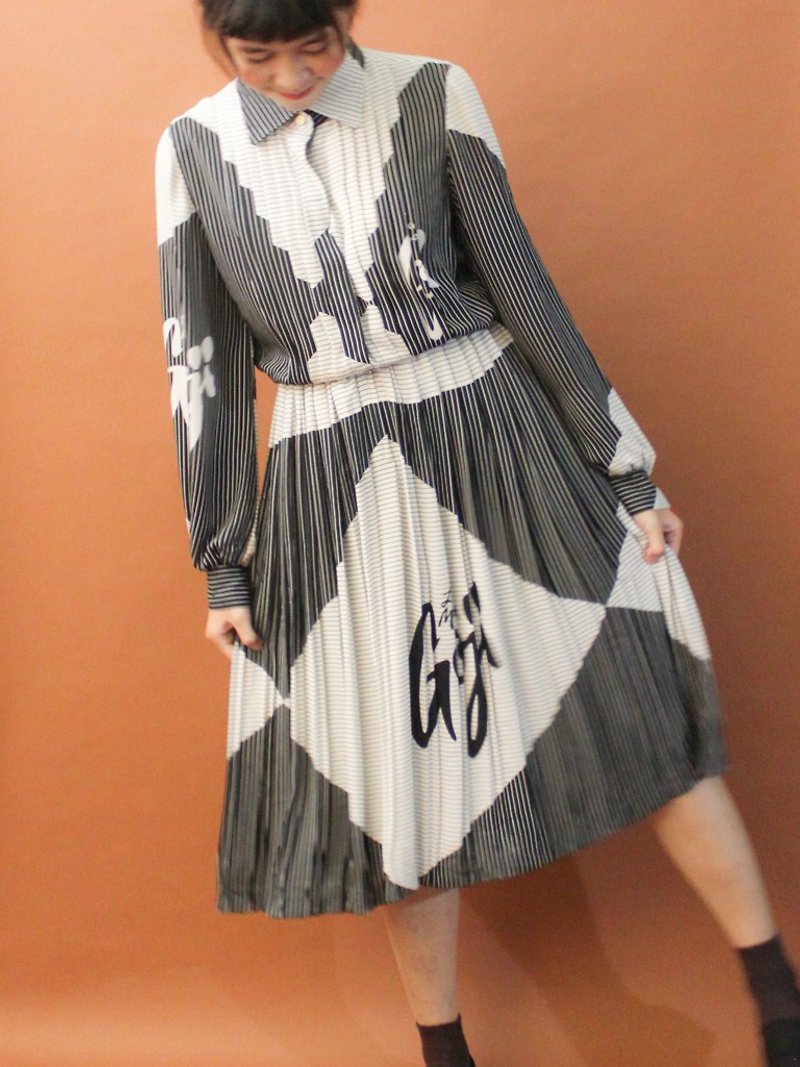 Vintage autumn and winter several grid printing stitching stripes black and white loose long-sleeved vintage dress Vintage Dress - ชุดเดรส - เส้นใยสังเคราะห์ สีดำ