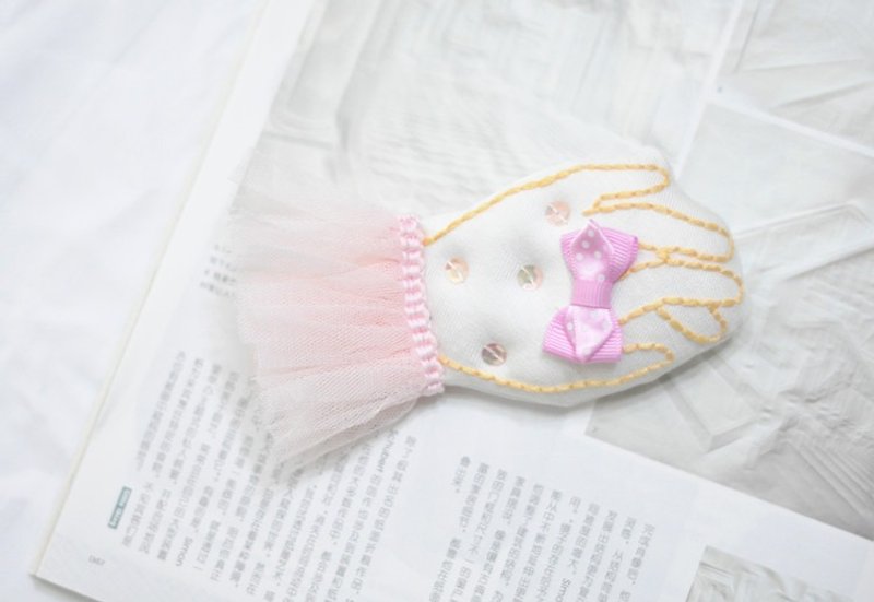 magichand hand made embroidery witch hand brooch (pink) - Brooches - Cotton & Hemp Pink