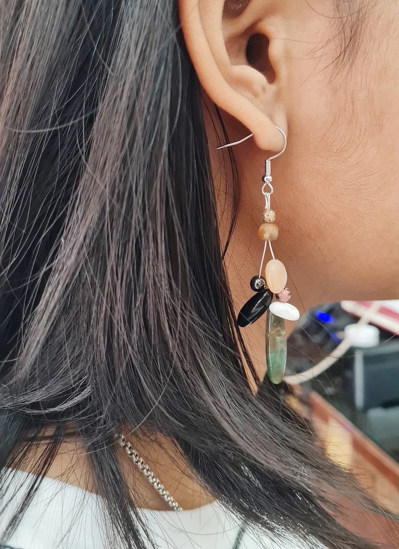 ต่างหูหินฟรีฟอร์มทรงยาว ก้านเงิน 925 Multi Freeform Lucky Stone Hook Earrings - ต่างหู - หิน หลากหลายสี