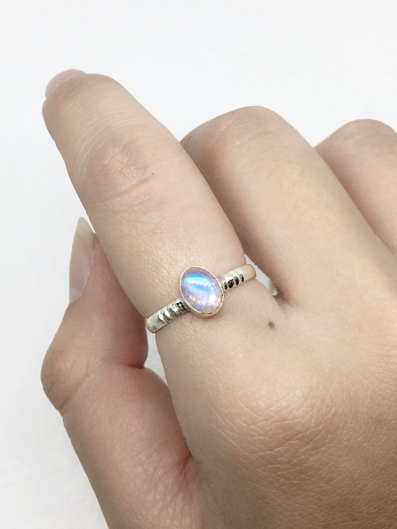 月光石925純銀簡約設計戒指 尼泊爾手工鑲嵌製作(粉絲回饋款3) - 戒指 - 寶石 藍色