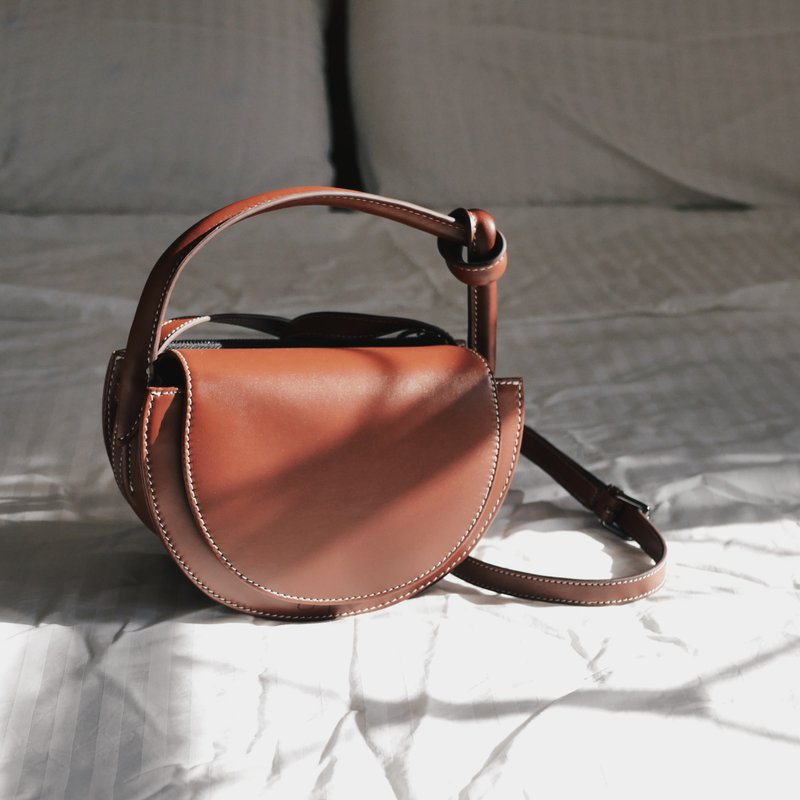 半月包斜背包 Eve Flap Bag 真皮包/ Espresso Brown - 側背包/斜背包 - 真皮 咖啡色