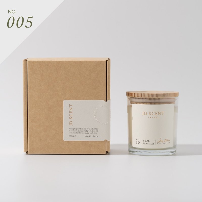 8 PM Winter Holiday HOLIDAY Scented Candle (Large) - เทียน/เชิงเทียน - น้ำมันหอม สีกากี