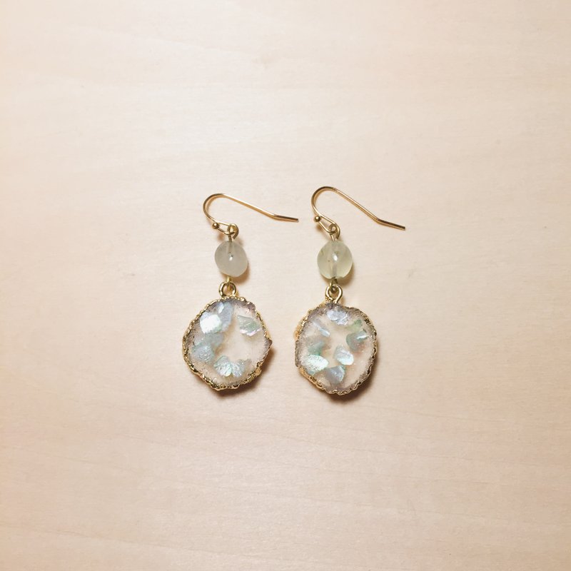 Retro green grapes crushed Stone shell earrings imitation ore - ต่างหู - คริสตัล สีเขียว