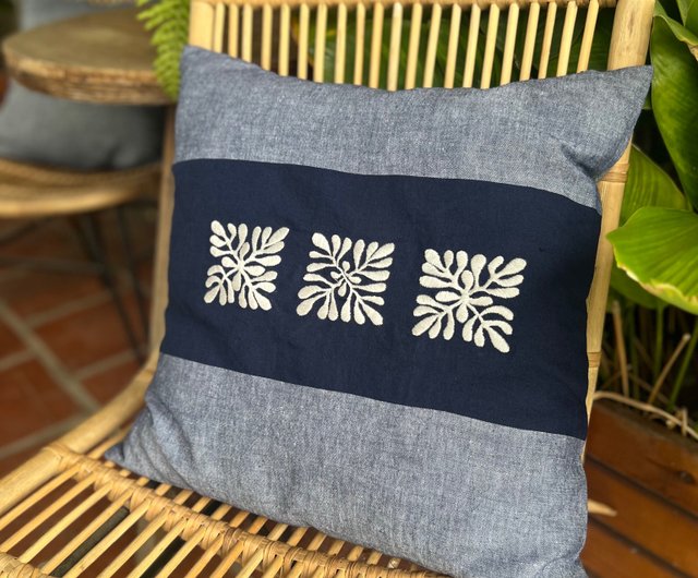 手刺繍リネンクッションカバー：ホワイトコーラルブルーム
