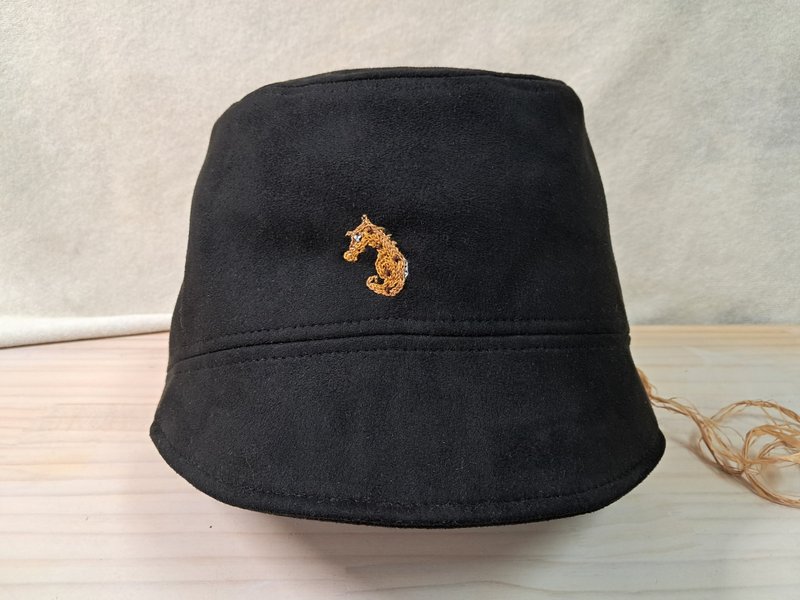 海馬寶寶麂皮盆帽 - 帽子 - 繡線 黑色