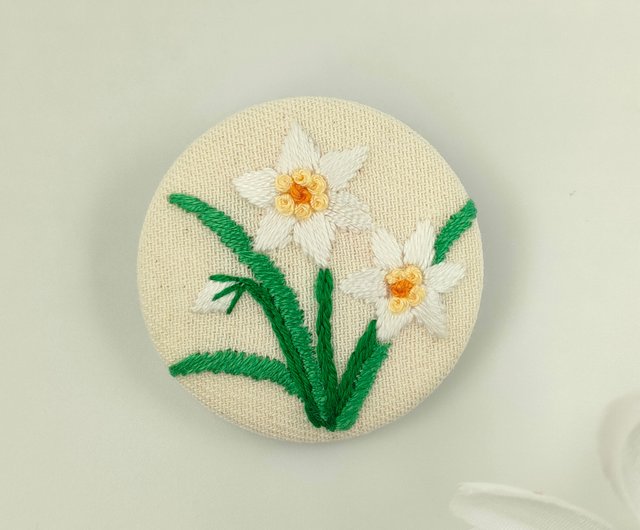 送料無料 店舗 白い水仙の花刺繍ブローチ かなちゃん手刺繍工房 ショップ - アクセサリー