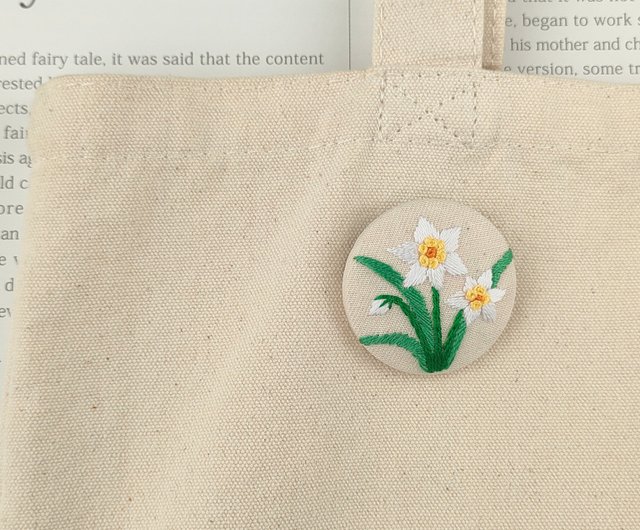 白い水仙の花刺繍ブローチ - ショップ かなちゃん手刺繍工房