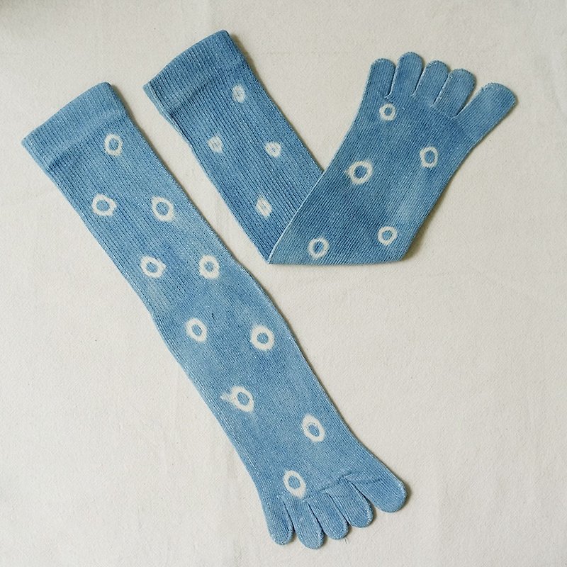 linnil: indigo dots :) naturally dye socks - 襪子 - 棉．麻 藍色