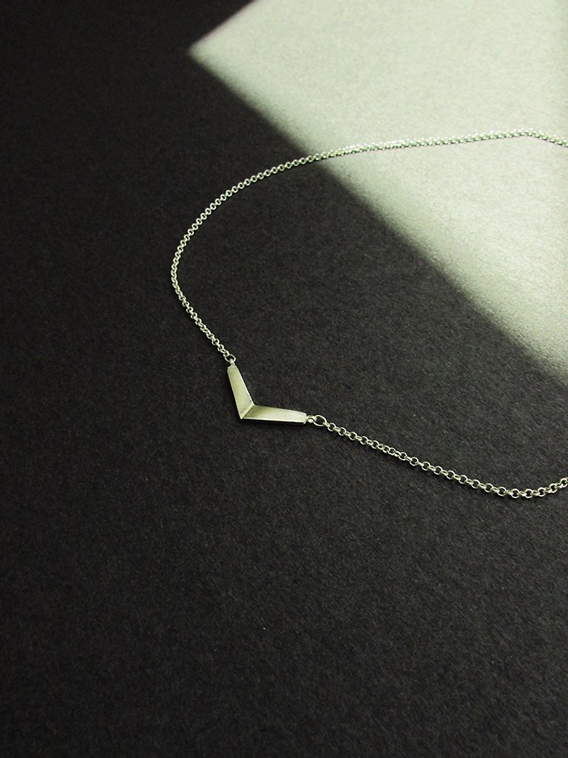 bear v necklace | mittag jewelry | handmade and made in Taiwan - สร้อยคอ - เงิน สีเงิน