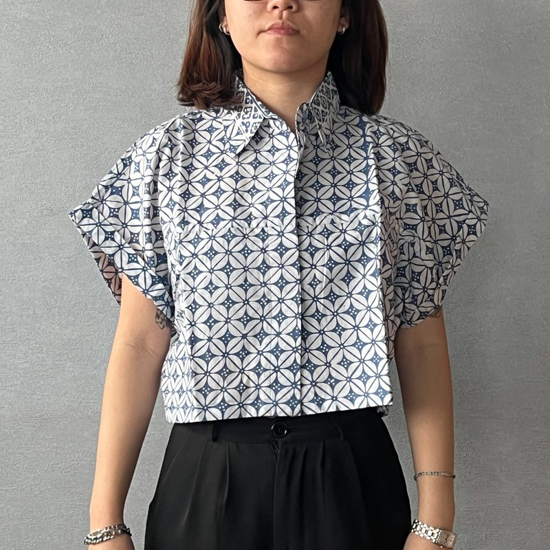 印尼蠟染可愛少女風短版襯衫 PUPUT - 淡藍豆 - PUP022 - 女上衣/長袖上衣 - 棉．麻 藍色