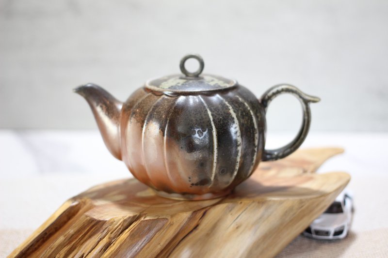 【送禮好物】240ml 柴燒茶壺 天然落灰 曲紋壺 名家葉敏祥作品 - 茶壺/茶杯/茶具 - 瓷 