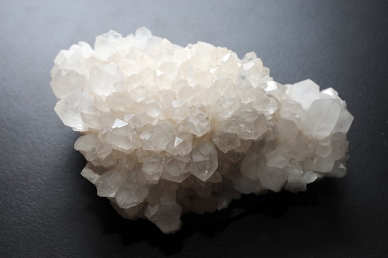 The backbone of the white crystal cluster spiritual practice to attract wealth - Items for Display - Gemstone 