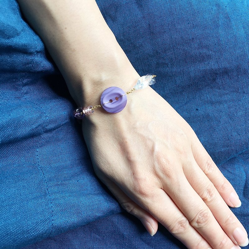 Antique button and beads bracelet - Purple - - สร้อยข้อมือ - อะคริลิค สีม่วง