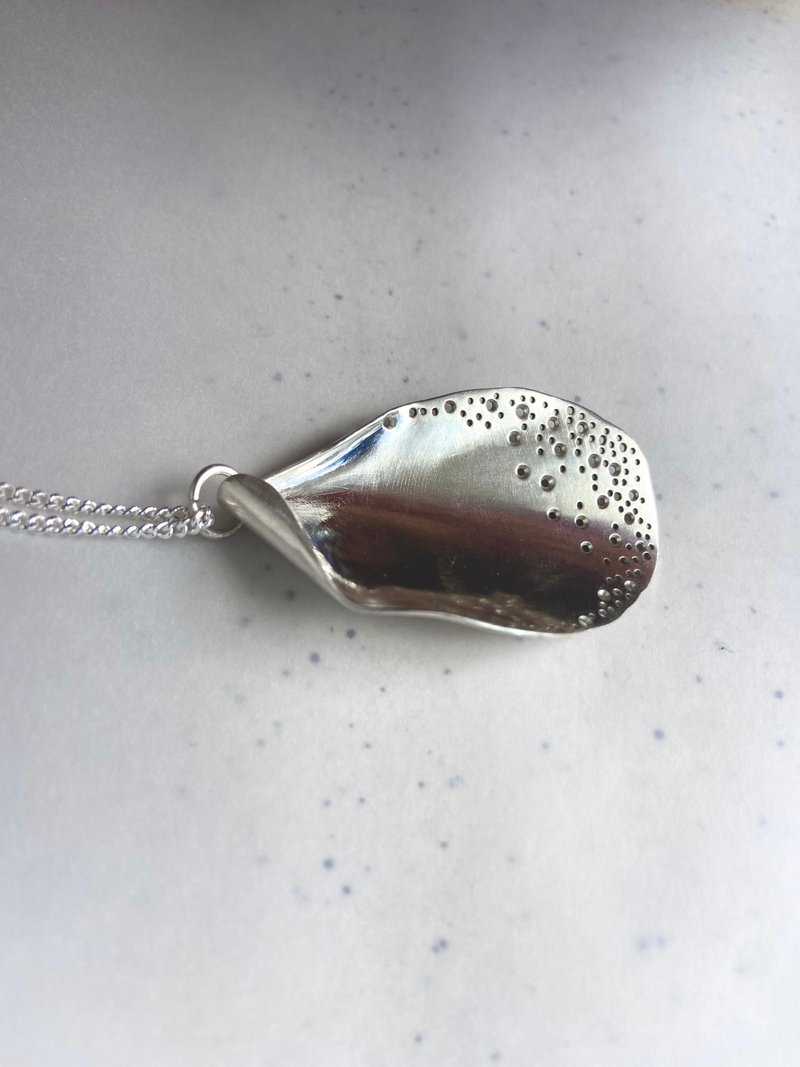 Long oyster-inspired, hand-fabricated, silver pendant and chain - สร้อยคอ - เงินแท้ 