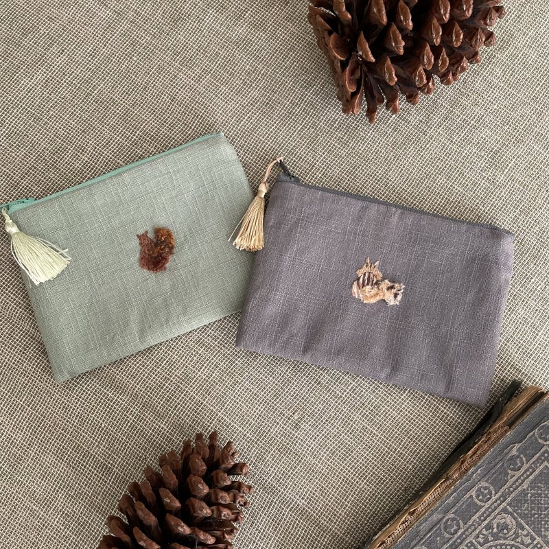 Coin and card case  with furry tail, Taiwan squirrel back motif - 化妝包/收納袋 - 棉．麻 綠色