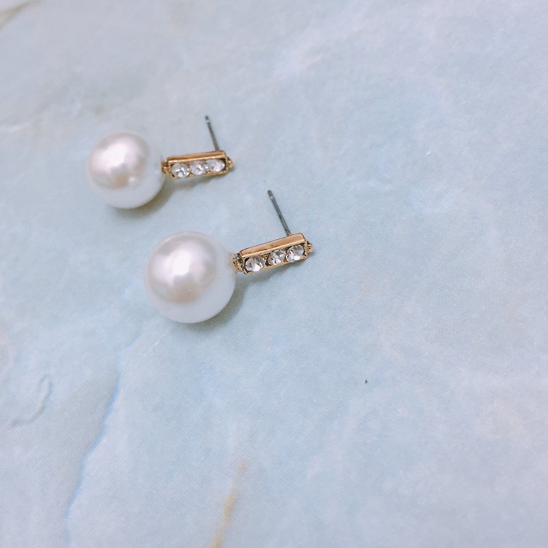 Hepburn's Elegant White Pearl Earrings - Earrings & Clip-ons - Gemstone White