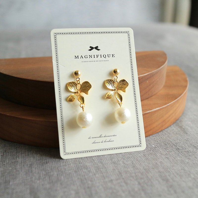 Cute four-leaf clover simple minimalist pendant earrings small fresh and romantic Wenqing hand-made earrings - Earrings & Clip-ons - Other Metals Gold