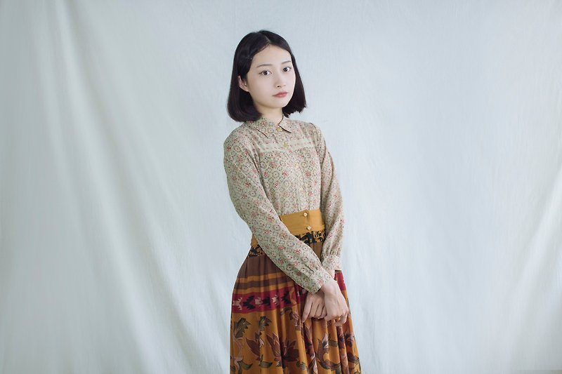 Khaki Totem Flower Vintage Long Sleeve Shirt - เสื้อเชิ้ตผู้หญิง - เส้นใยสังเคราะห์ สีกากี