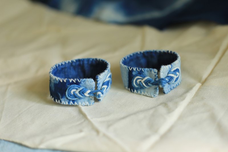 春秋手縫 | 植物染 扎染 藍染 | 全手縫 琵琶結盤扣手環 | 雙縫邊 - 手鍊/手環 - 棉．麻 藍色