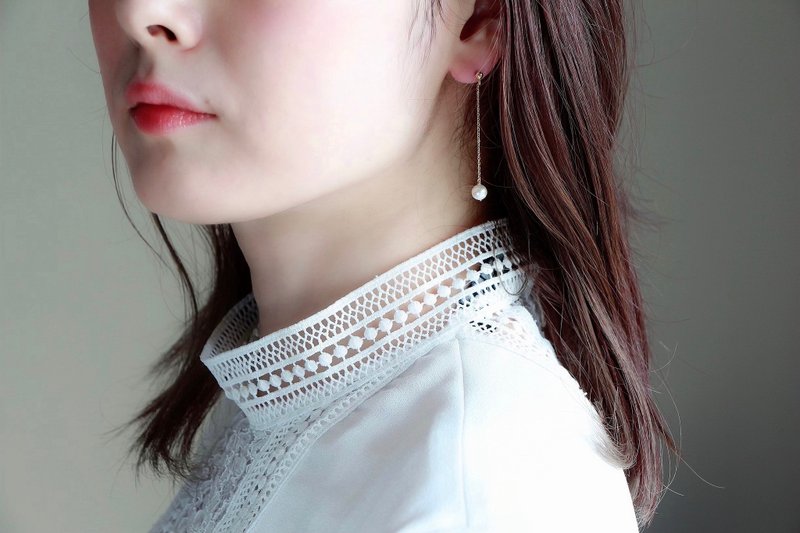 14kgf-tiny pearl swing pierced earrings /can change to clip-on - 耳環/耳夾 - 其他金屬 白色