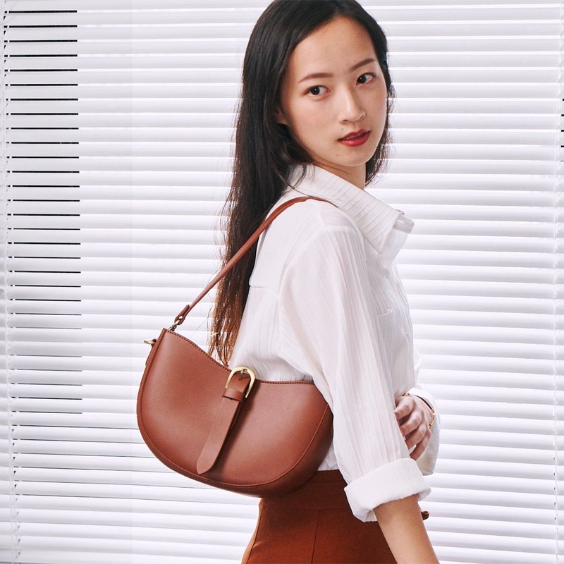 Roman half-moon bag-four colors (shoulder, cross-body, side-carry gift, handmade leather, retro leather) - กระเป๋าแมสเซนเจอร์ - หนังเทียม หลากหลายสี