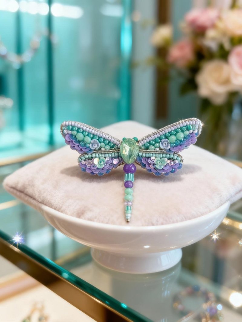 Embroidered dragonfly brooch with beads and sequins - 徽章/別針 - 其他材質 多色