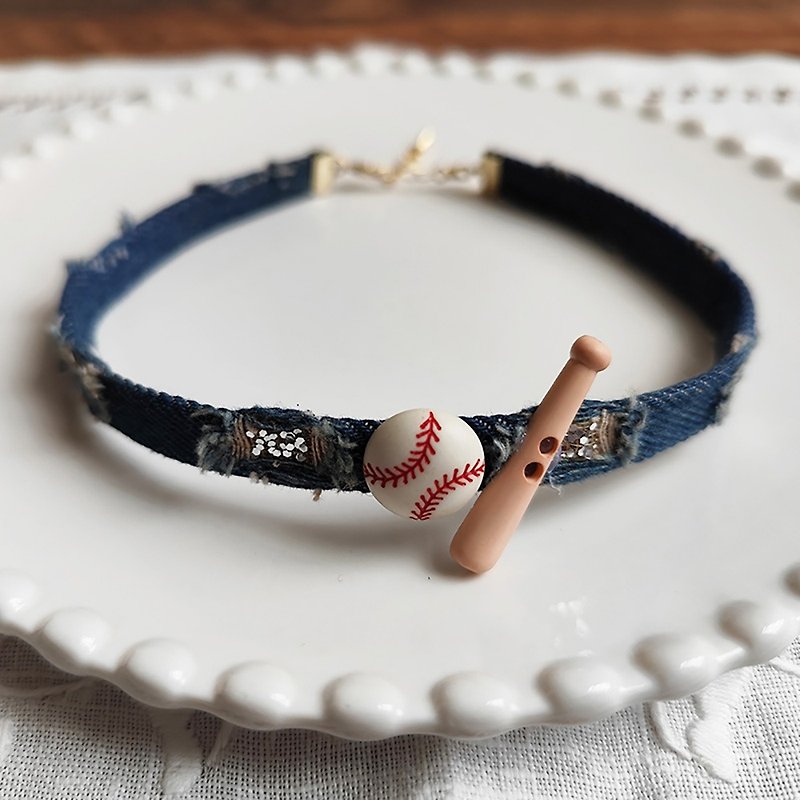 HAN Han's dynamic baseball denim fabric short necklace necklace exclusive original design suitable for energetic girls - Chokers - Cotton & Hemp Blue
