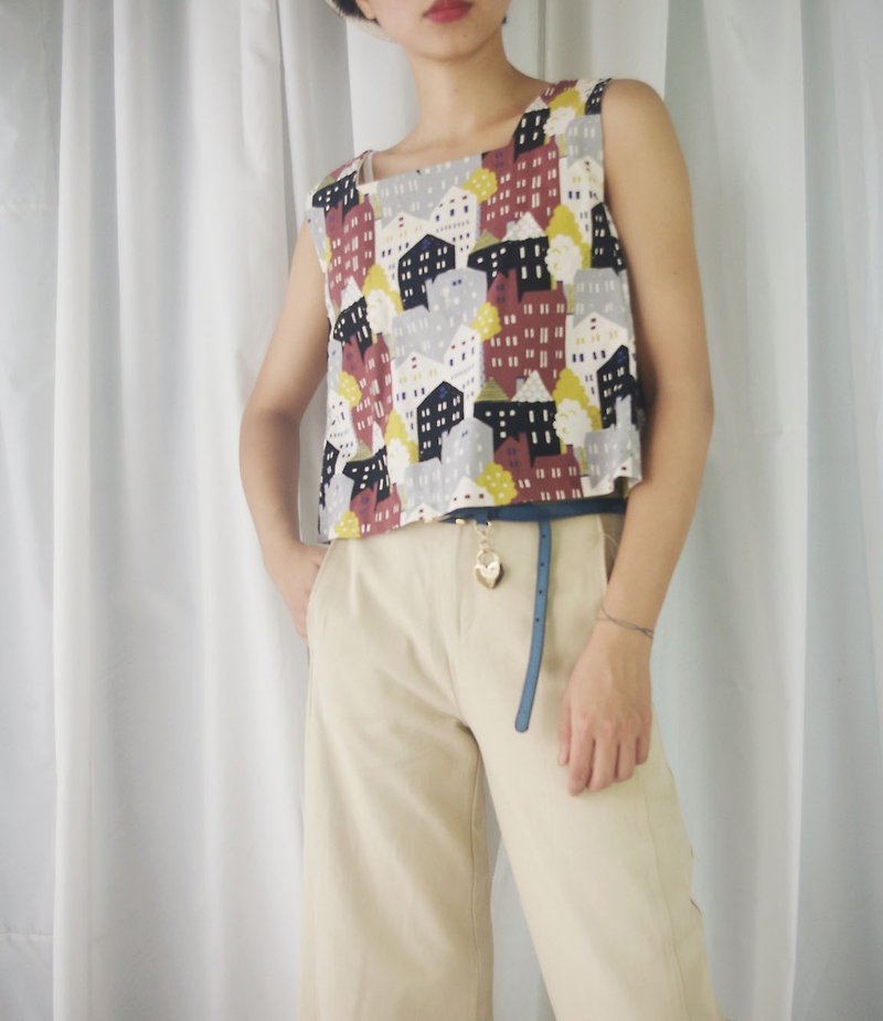 Design Handmade - Illustration Wind Small House Print Square Collar Wide Shoulder Vest - Women's Tops - Cotton & Hemp Multicolor