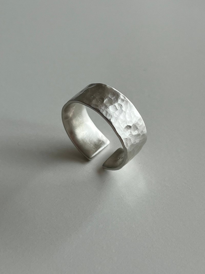 925 Sterling Silver Hammered Open Ring - Designed in Italy - แหวนทั่วไป - เงินแท้ สีเงิน