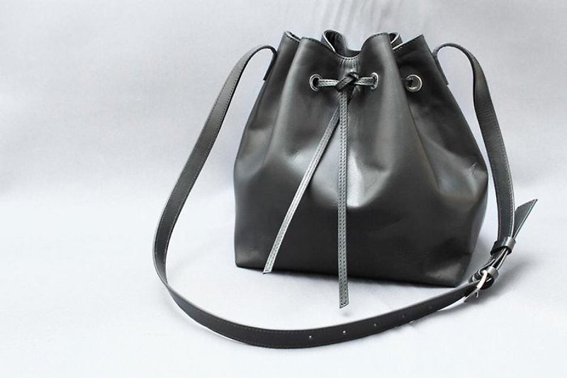 KAKU手工皮件 皮革水桶包訂製 - 側背包/斜孭袋 - 真皮 黑色
