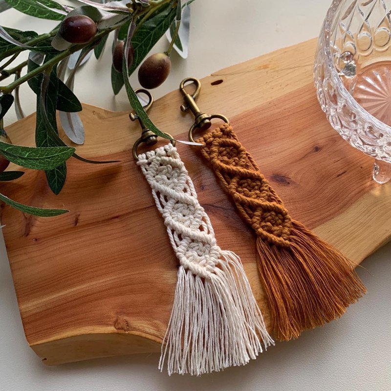 Macrame 經典 三菱形 鑰匙圈 波希米亞風 編織 吊飾 - 鑰匙圈/鑰匙包 - 棉．麻 白色
