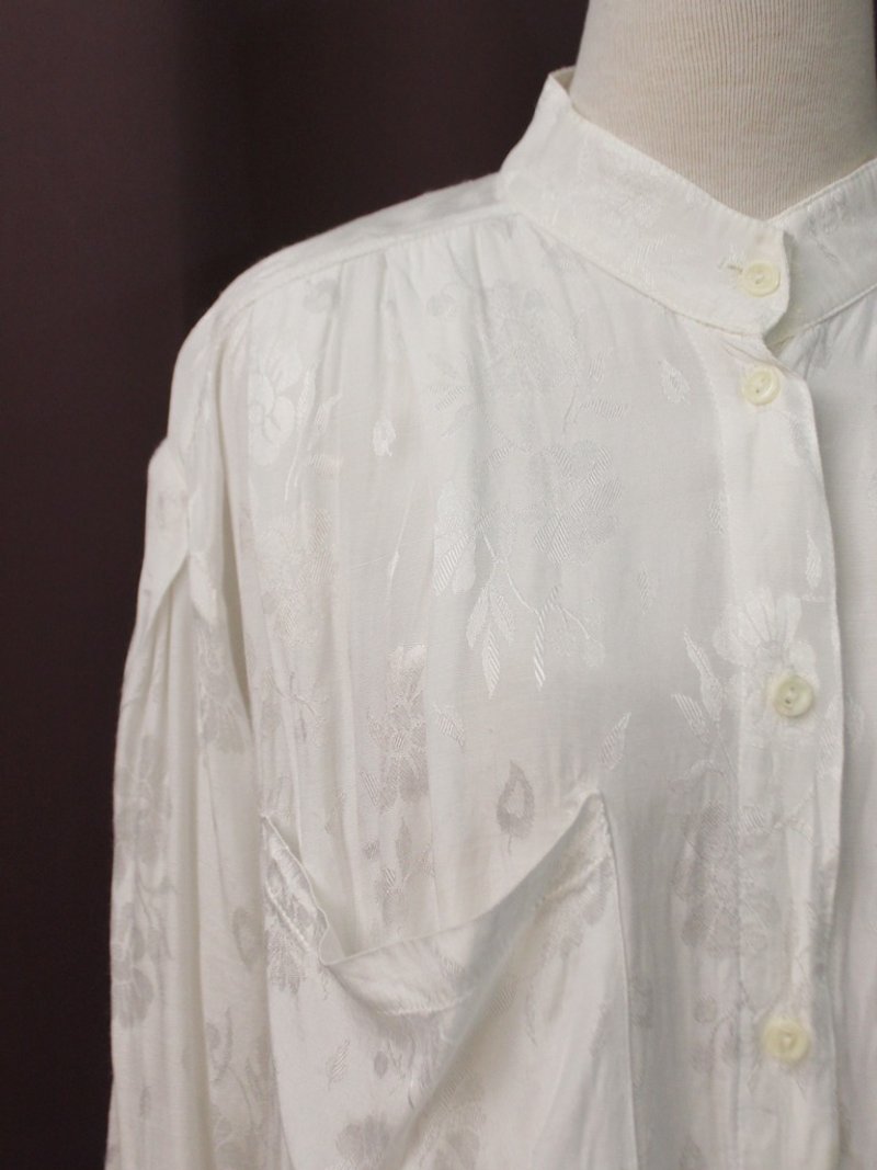 Vintage European White Flower Print Long Sleeve Loose Vintage Shirt Vintage Blouse - เสื้อเชิ้ตผู้หญิง - เส้นใยสังเคราะห์ ขาว