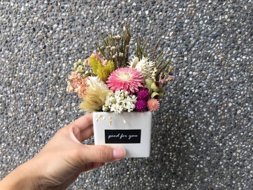 良い]ロマンチックなピンクの花のテーブルの花は、自宅で