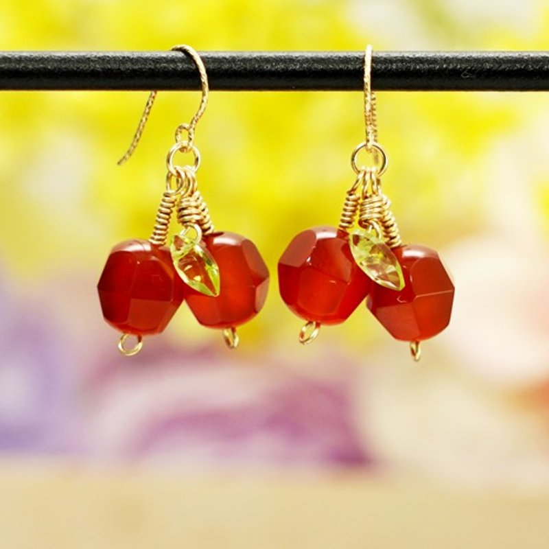 Fruit Series Large Cherry 14kgf Carnelian and Peridot Hook Earrings - ต่างหู - เครื่องเพชรพลอย สีแดง