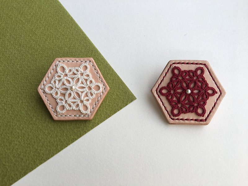 Hexagonal biscuit – tatted lace leather brooch/tatting/lace/leather/brooch - Brooches - Genuine Leather White