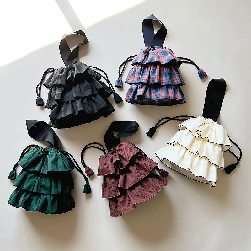 Drawstring mini bag with cute tiered ruffles - กระเป๋าถือ - ผ้าฝ้าย/ผ้าลินิน 