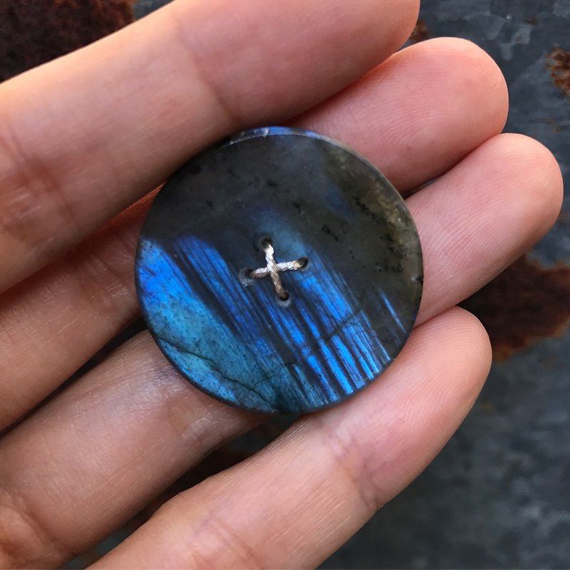 【Lost And Find】Natural labradorite hand carved button brooch pin - Earrings & Clip-ons - Gemstone Blue
