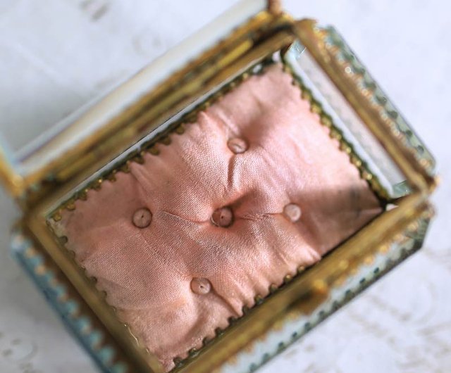 フランス19年【ピンクレディー】アンティークガラスのジュエリー