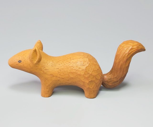 木製 リスの置物 手作り 木彫り シシィの小さなリスの木彫り - ショップ Mokuomo 置物 - Pinkoi