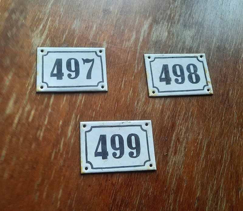 Address plaques vintage – 497 498 499 door sign address plate white black - ม่านและป้ายประตู - วัตถุเคลือบ ขาว