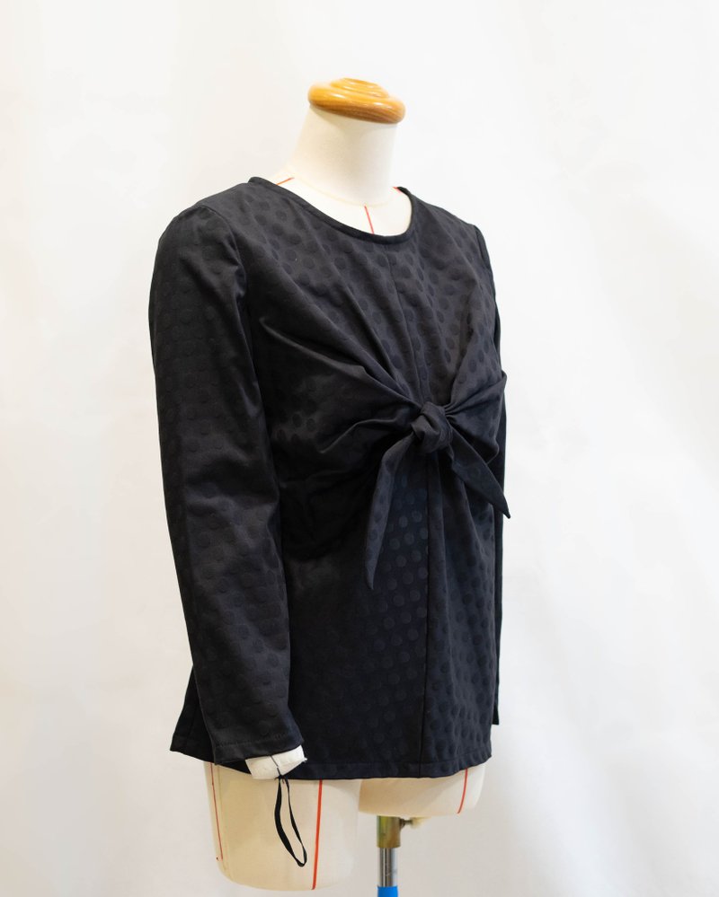 【Autumn and Winter New Fashion】Three-dimensional tailoring bow-knot black dot embossed top - เสื้อผู้หญิง - ผ้าฝ้าย/ผ้าลินิน สีดำ