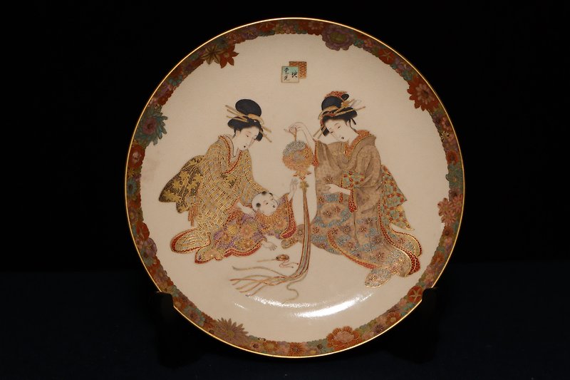 Japan's Meiji Period Shiro Satsuma Yakimangok Painted with Gold and Flowers Baby Play Ukiyo-e Beauty Plate in Bemachi Japan - Items for Display - Pottery 