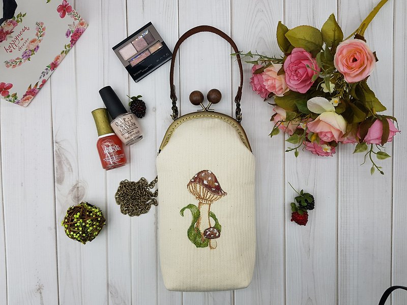 Embroidered mushroom canvas gold bag (large) mobile phone bag cosmetic bag handbag cross-body bag - กระเป๋าแมสเซนเจอร์ - ผ้าฝ้าย/ผ้าลินิน ขาว
