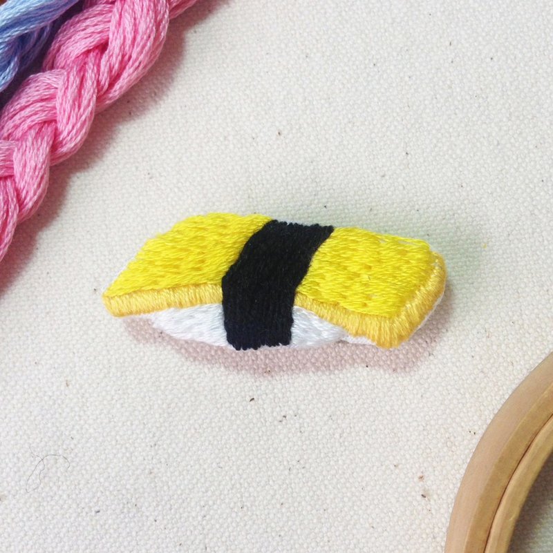 手工刺繡 玉子燒壽司胸針/別針 - 胸針 - 繡線 黃色