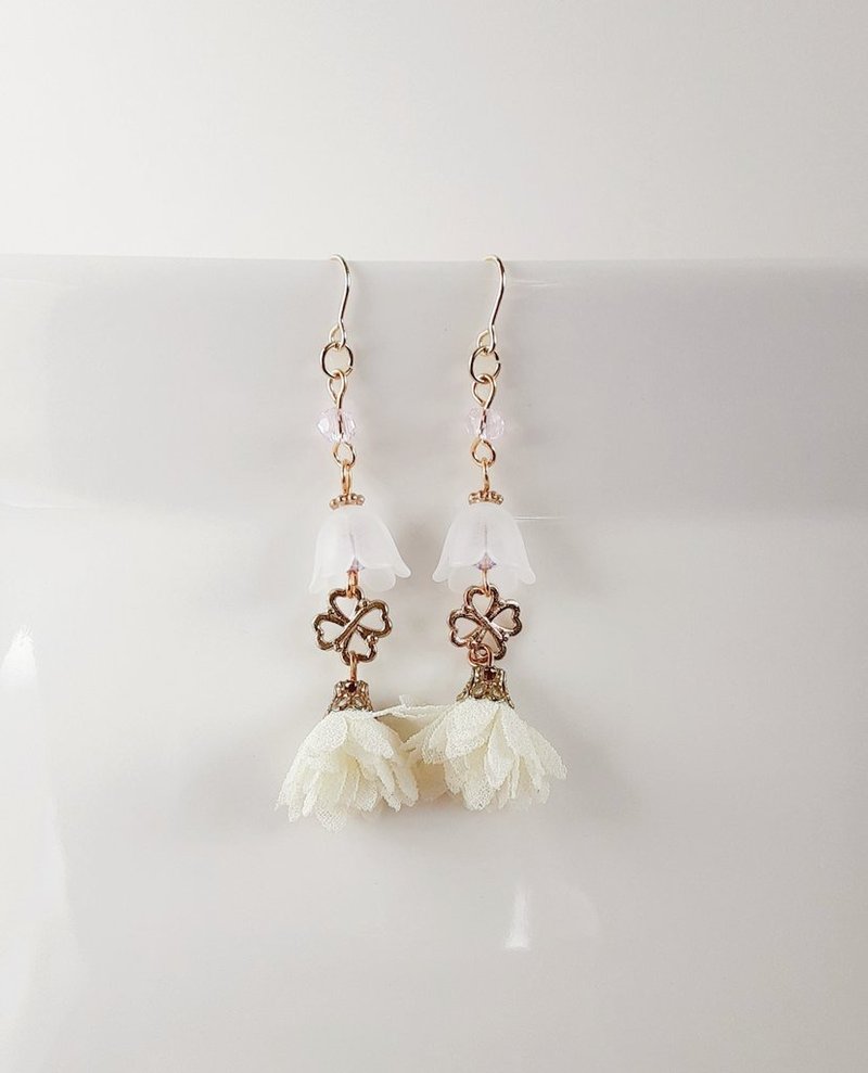 Lily of the valley beads, flower tassel and four-leaf clover earrings, lily of the valley, white earrings, birthday gift, can be changed to hypoallergenic earrings or Clip-On fittings - ต่างหู - แก้ว ขาว