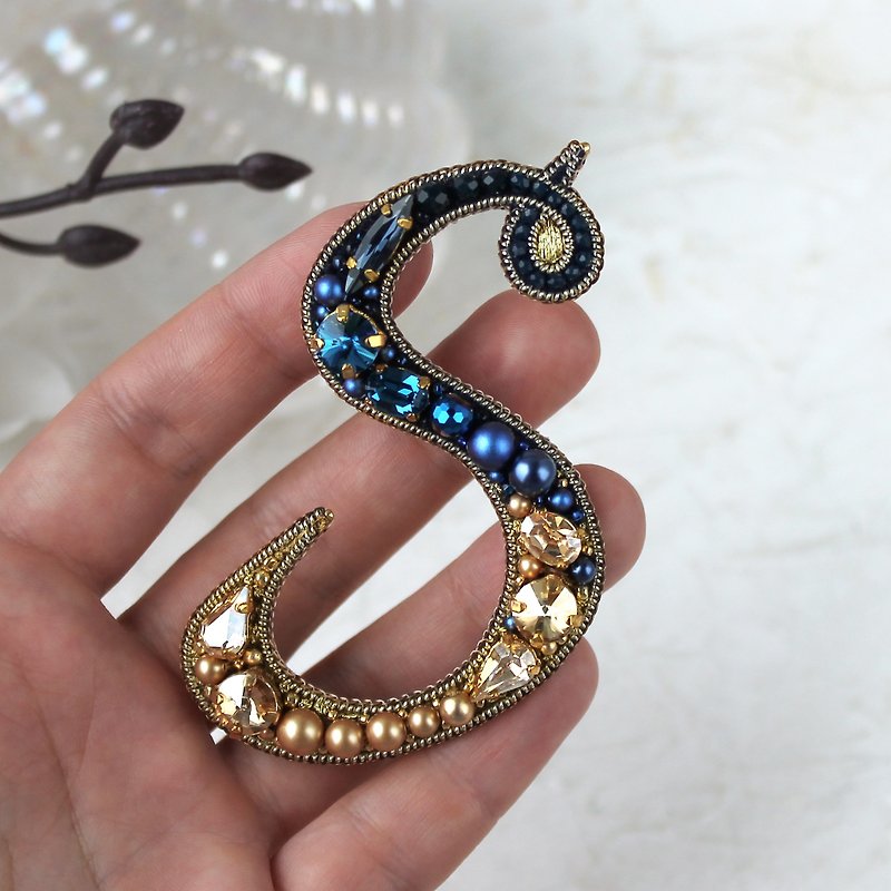 Blue Beaded Letter Brooch Handmade.Embroidered Brooch.Name Pin.Customized Gift - 胸針 - 水晶 金色